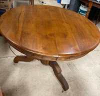 /album/galerie-de-photos-05-table-ronde-table-ovale-table-demi-lune-table-abattant/table-ronde-noyer-rall-110-1-jpeg1/